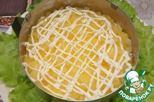 Слоёный салат из курицы с ананасами