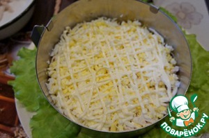 Слоёный салат из курицы с ананасами