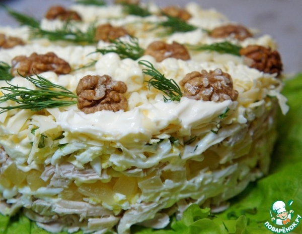 Слоёный салат из курицы с ананасами