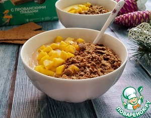 Смузи-боул с манго, клубникой и хлебцами Смузи-боул с манго, клубникой и хлебцами