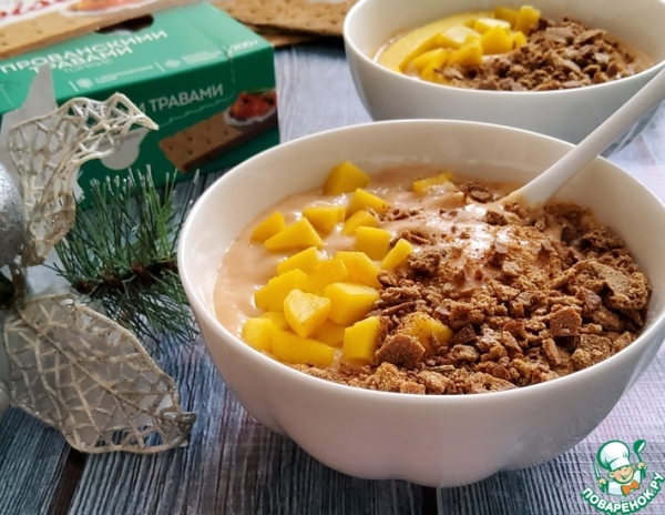 Смузи-боул с манго, клубникой и хлебцами Смузи-боул с манго, клубникой и хлебцами