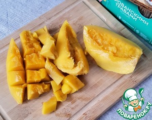 Смузи-боул с манго, клубникой и хлебцами Смузи-боул с манго, клубникой и хлебцами