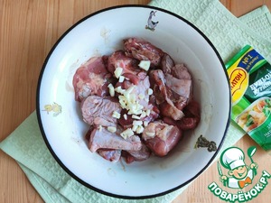 Тушеный батат с уткой и чесноком