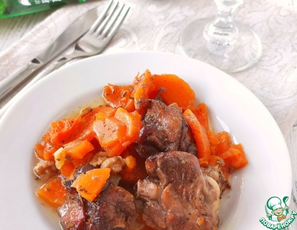 Тушеный батат с уткой и чесноком