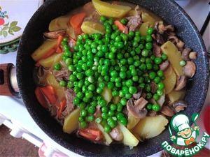 Тушёная говядина с грибами, горошком, картофелем