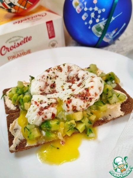 Зелёный тартар с яйцом пашот