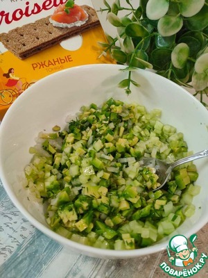 Зелёный тартар с яйцом пашот