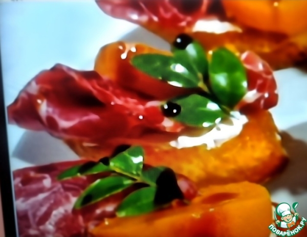 Брускетта со свиной шейкой и персиком Брускетта со свиной шейкой и персиком