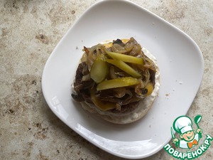 Бургер с грибами и соусом Бургер с грибами и соусом