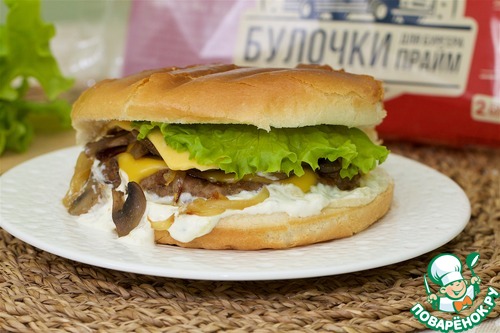 Бургер с грибами и соусом Бургер с грибами и соусом