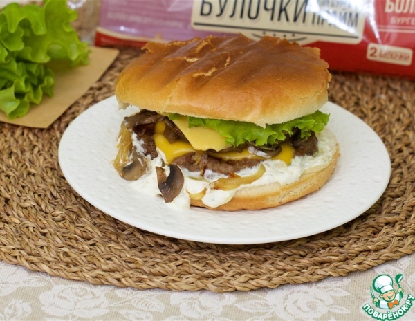 Бургер с грибами и соусом Бургер с грибами и соусом