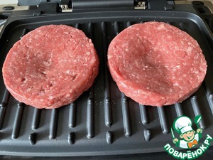 Бургер с грибами и соусом Бургер с грибами и соусом