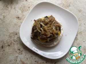 Бургер с грибами и соусом Бургер с грибами и соусом