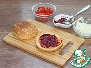 Бургер с котлетой и брусничным соусом Бургер с котлетой и брусничным соусом