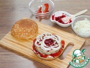 Бургер с котлетой и брусничным соусом Бургер с котлетой и брусничным соусом