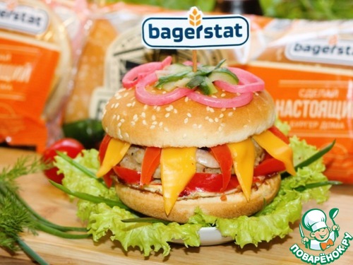 Бургер с котлетой и брусничным соусом Бургер с котлетой и брусничным соусом