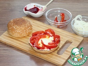 Бургер с котлетой и брусничным соусом Бургер с котлетой и брусничным соусом