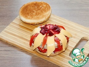 Бургер с котлетой и брусничным соусом Бургер с котлетой и брусничным соусом