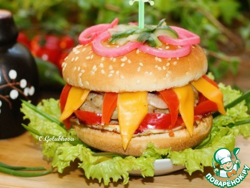 Бургер с котлетой и брусничным соусом Бургер с котлетой и брусничным соусом