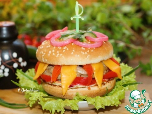 Бургер с котлетой и брусничным соусом Бургер с котлетой и брусничным соусом