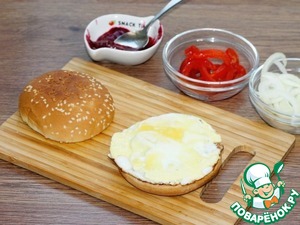 Бургер с котлетой и брусничным соусом Бургер с котлетой и брусничным соусом