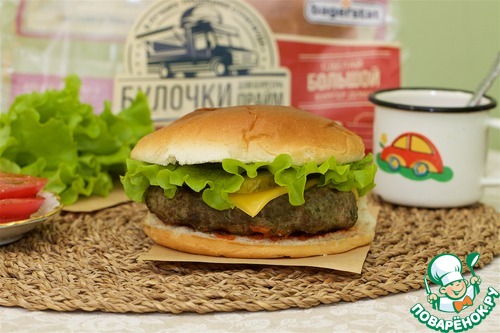 Бургер с котлетой и зеленым луком Бургер с котлетой и зеленым луком