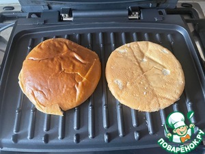 Бургер с котлетой и зеленым луком Бургер с котлетой и зеленым луком