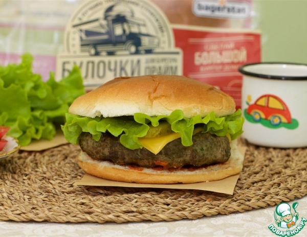 Бургер с котлетой и зеленым луком Бургер с котлетой и зеленым луком