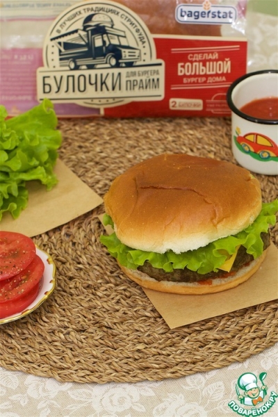 Бургер с котлетой и зеленым луком Бургер с котлетой и зеленым луком