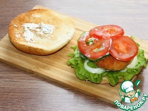 Бургер с куриной котлетой и овощами