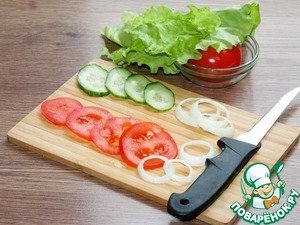 Бургер с куриной котлетой и овощами