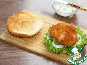 Бургер с куриной котлетой и овощами