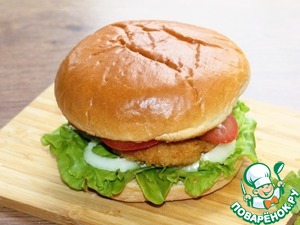 Бургер с куриной котлетой и овощами
