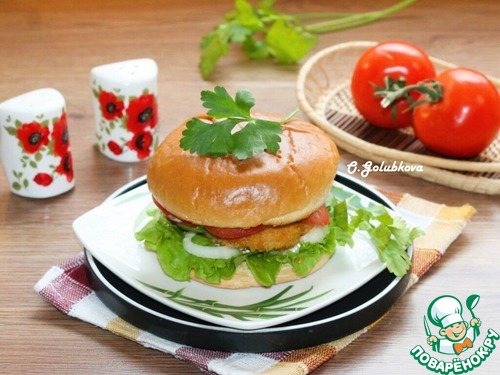 Бургер с куриной котлетой и овощами