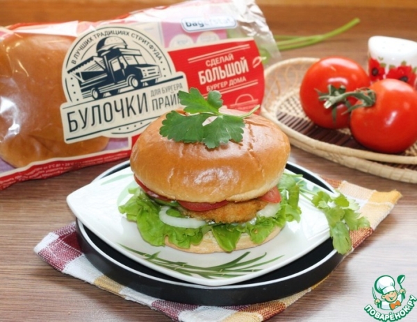 Бургер с куриной котлетой и овощами