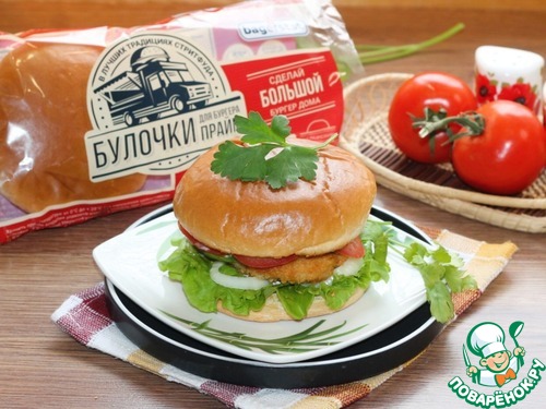 Бургер с куриной котлетой и овощами