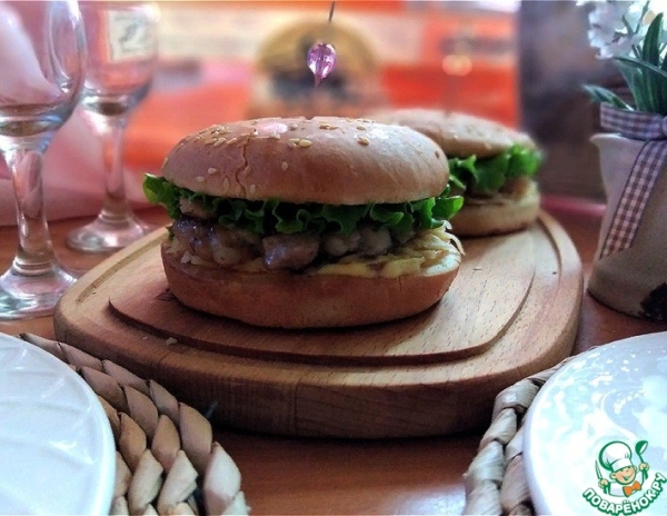 Бургер с жареным красным луком