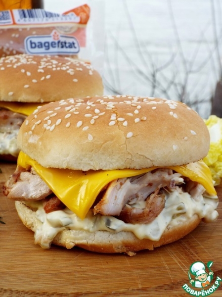 Чизбургер с "рваной" курицей-гриль Чизбургер с "рваной" курицей-гриль