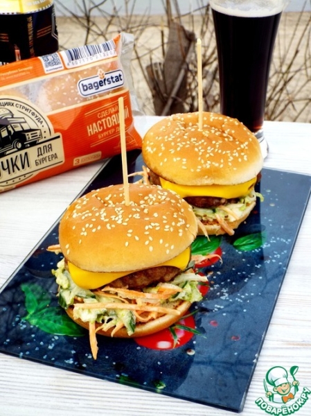 Чизбургер с сочным салатом Чизбургер с сочным салатом