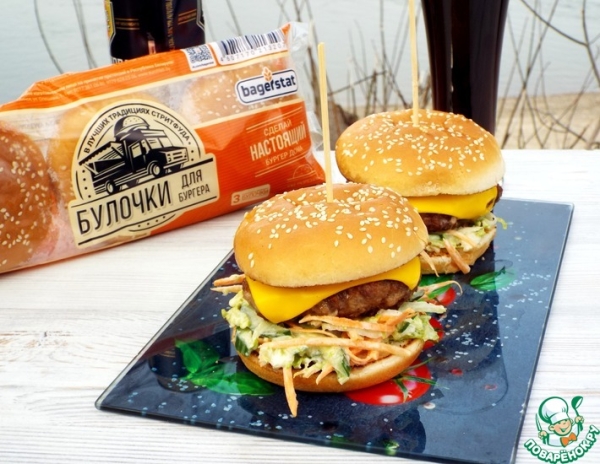 Чизбургер с сочным салатом Чизбургер с сочным салатом