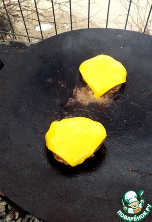 Чизбургер с сочным салатом Чизбургер с сочным салатом