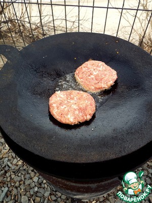 Чизбургер с сочным салатом Чизбургер с сочным салатом