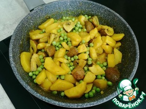 Картофельное карри с горохом и грибами