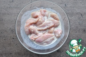 Куриный бургер с капустным салатом