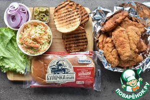 Куриный бургер с капустным салатом