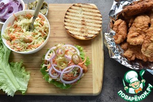 Куриный бургер с капустным салатом