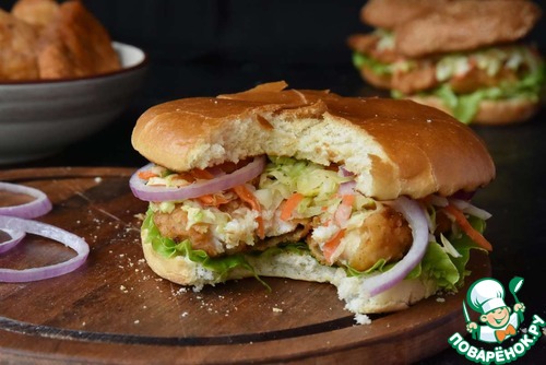Куриный бургер с капустным салатом