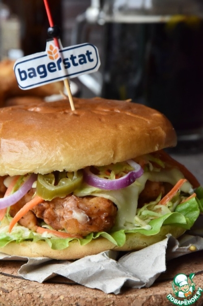 Куриный бургер с капустным салатом