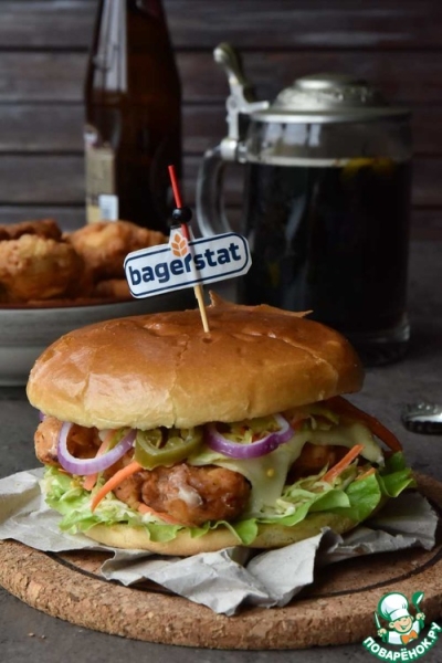 Куриный бургер с капустным салатом