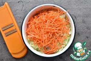 Куриный бургер с капустным салатом